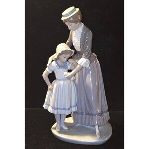 Lladro Porcelain Figurine, 'Solace' mother caring for sad child #5142 Glossy por